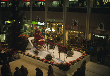 803048 Gezicht in de Clarentuin van het kantoor- en winkelcentrum Hoog Catharijne te Utrecht, met kerstversiering.